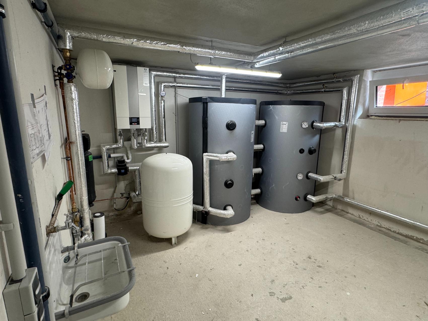 Technikraum mit Wärmepumpen-Inneneinheit und Pufferspeichern in Hamburg-Rahlstedt