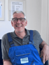 Joachim Althues, in blauer Latzhose von Pelzer & Althues