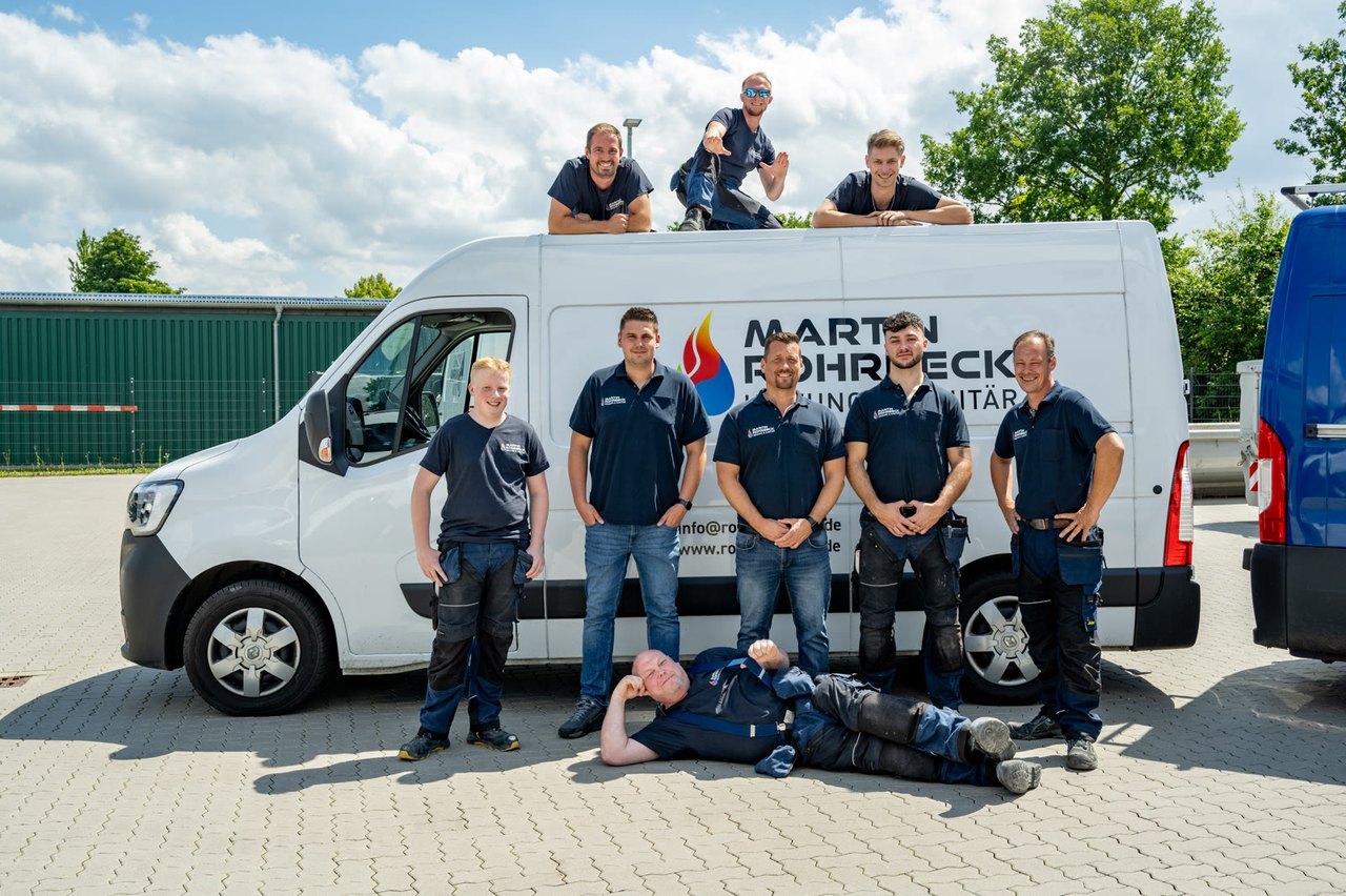 Das Team von Martin Rohrbeck vor dem Firmenfahrzeug