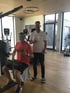 Mitglied Michael beim Krafttraining mit LANDphysio-Sporttherapeut Sebastian im Gesundheitsstudio Lauchdorf, Ostallgäu