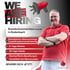 Mann in rotem Poloshirt lächelt neben Text "WE ARE HIRING" und Jobvorteilen.