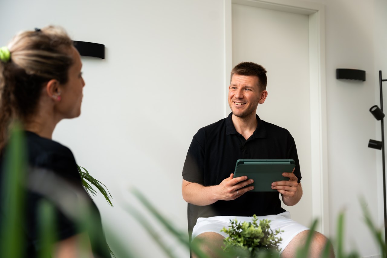 Steffen Vogelmann im Gespräch im Therapiezentrum Beck & Kollegen
