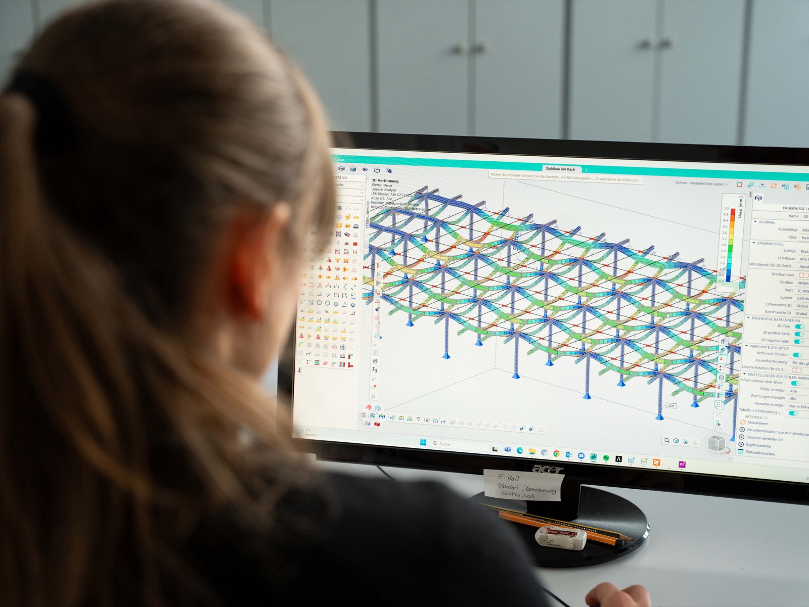 Kollegin arbeitet am 3D-Tragwerksmodell am Bildschirm