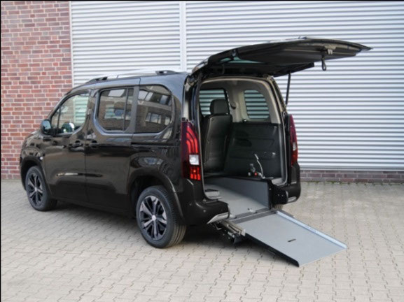 Peugeot e-Rifter mit Heckausschnitt – Bild 1