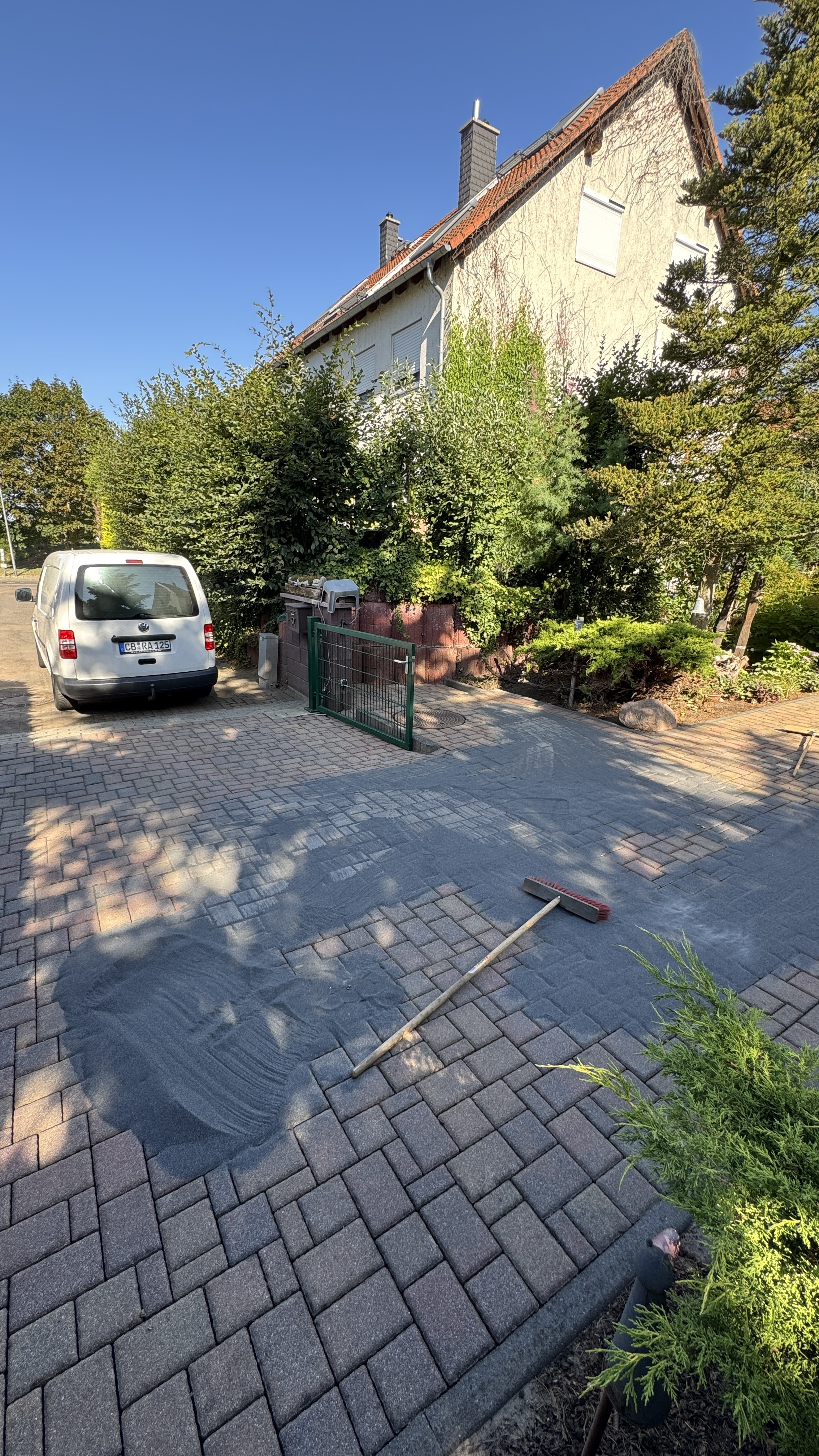 Junges Reinigungsteam bei der Arbeit – Rein Gebäudeservice Cottbus