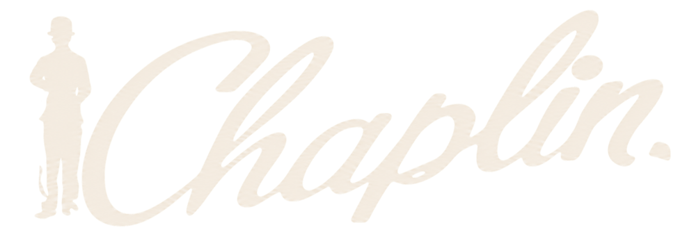 Schriftzug "Chaplin." in cremeweißer Schreibschrift mit Charlie Chaplin Silhouette auf grünem Hintergrund.