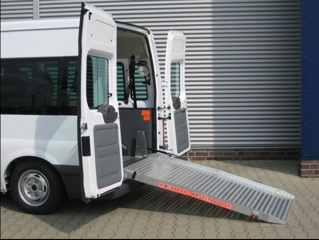 Ford Transit mit Heckabsenkung und Auffahrrampe – Bild 5