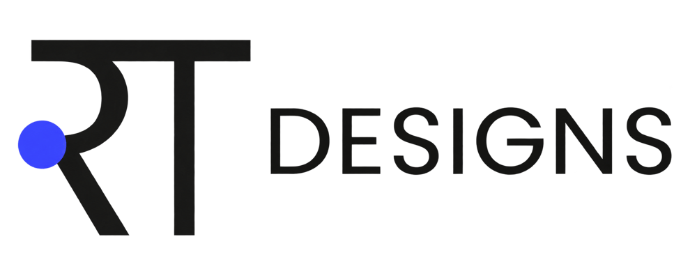 Dunkelgraues RT DESIGNS Logo mit einem blauen Punkt auf schwarzem Hintergrund.