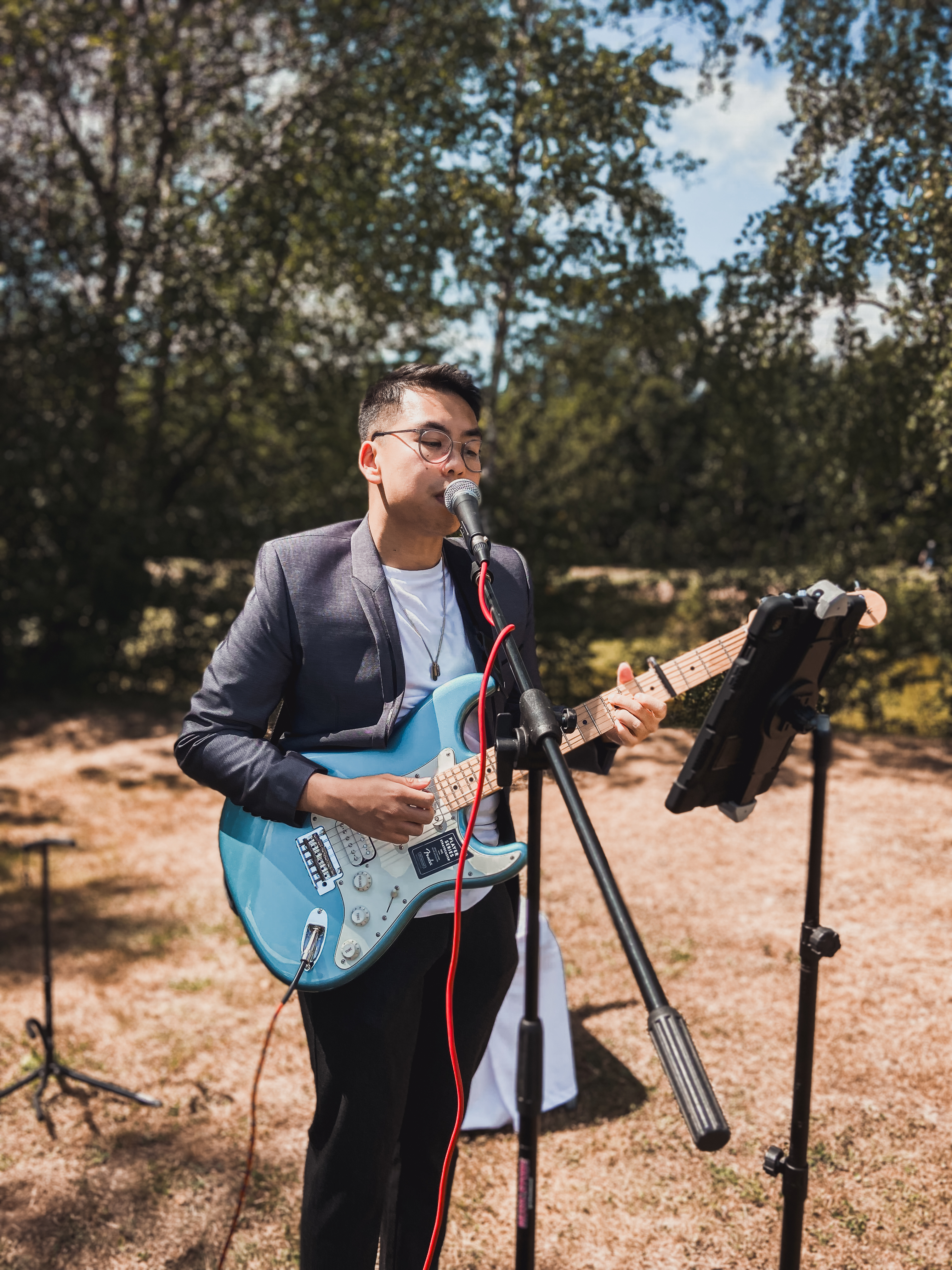 Dugge Pham mit Gitarre bei einer Trauung