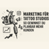 Skizze einer Tattoo-Maschine, umgeben von Marketing-Symbolen wie Social Media, Google-Suche und Herz-Icons – symbolisiert die Verbindung von Tattoo-Kunst und strategischem Marketing.