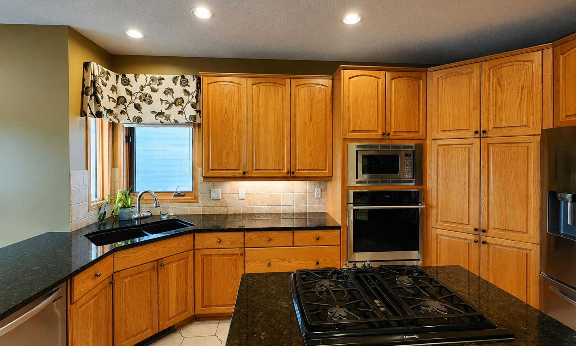 Cuisine moderne en chêne clair après rénovation