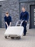 Zwei Mitarbeiter transportieren gemeinsam einen Heizkörper