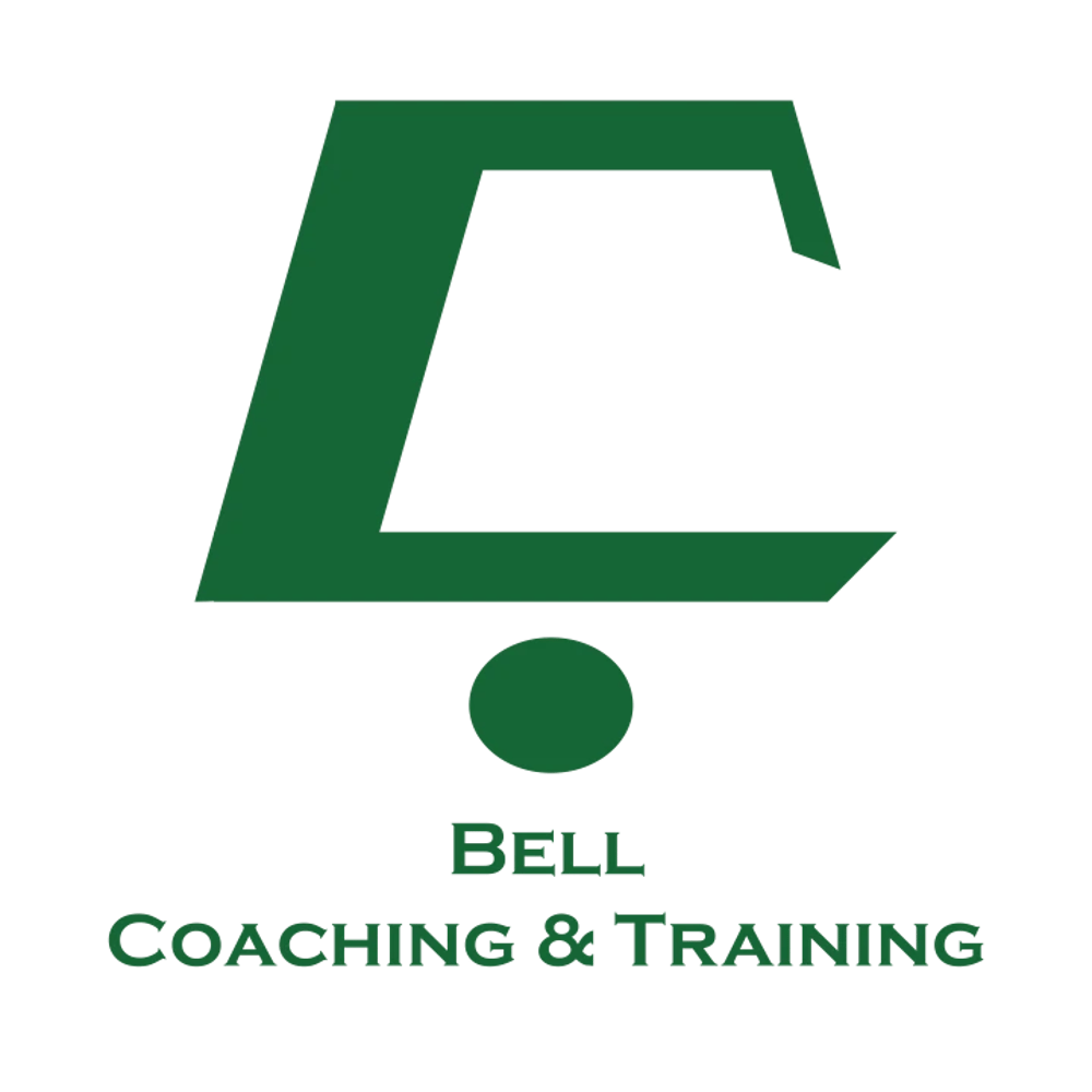 Dunkelgrüner Hintergrund mit stilisiertem grünen "C", darunter "BELL COACHING & TRAINING" in grün.