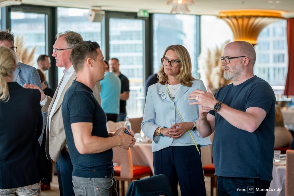 Teilnehmende im Gespräch beim KI Business Breakfast