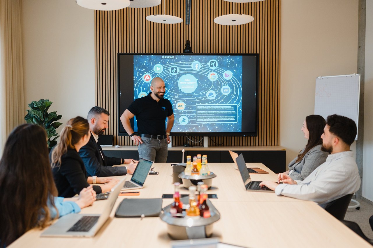 Team von Personal Adler im Strategie-Meeting