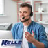 Mann mit Headset lächelt und gestikuliert vor Laptop, Kelle KLS-LOGISTIK.DE, Transporte Logistik Service Logo.