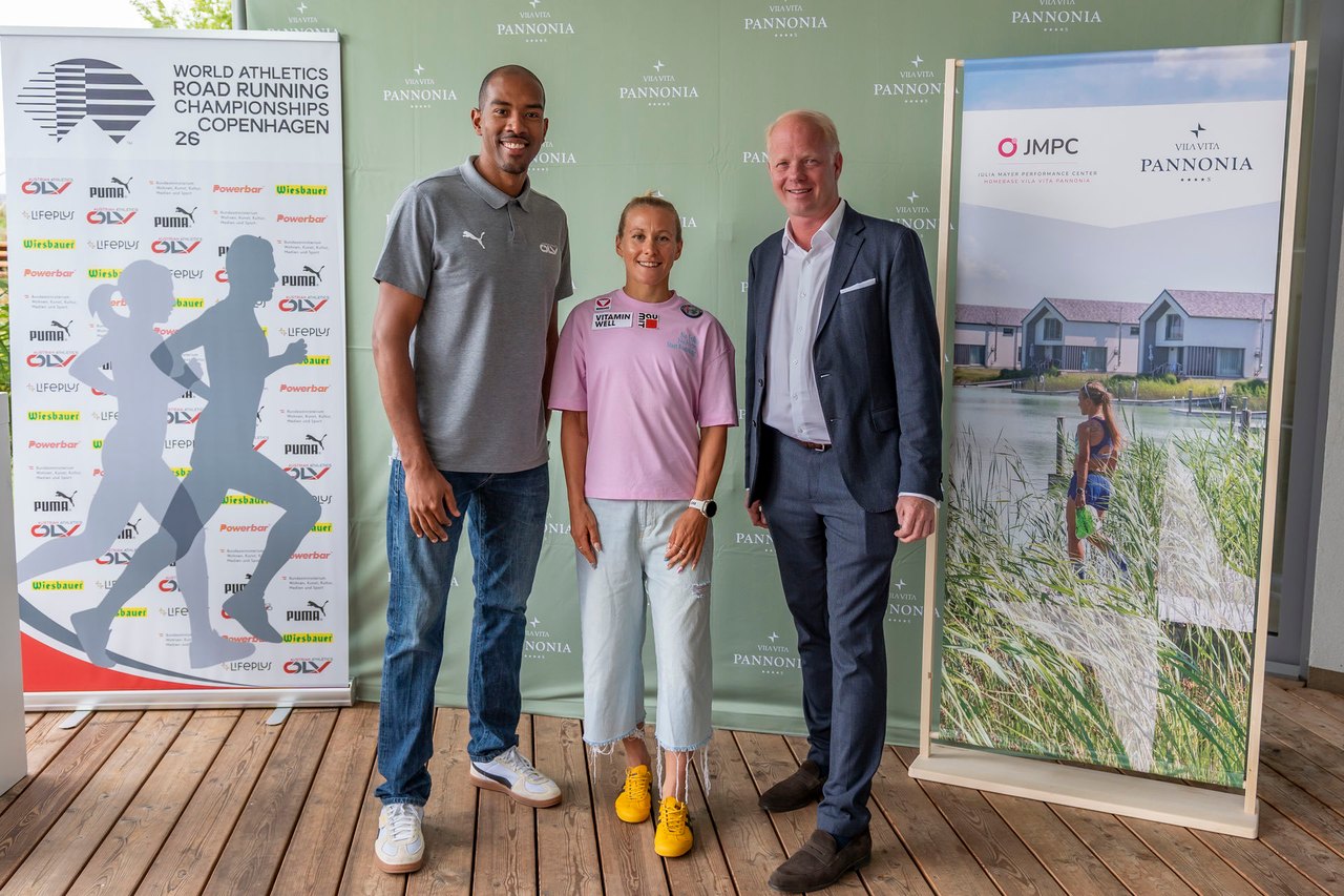 Christian Taylor, zweifacher Olympiasieger und vierfacher Weltmeister, mit Julia Mayer und VILA-VITA-Geschäftsführer Thomas Wilken im JMPC