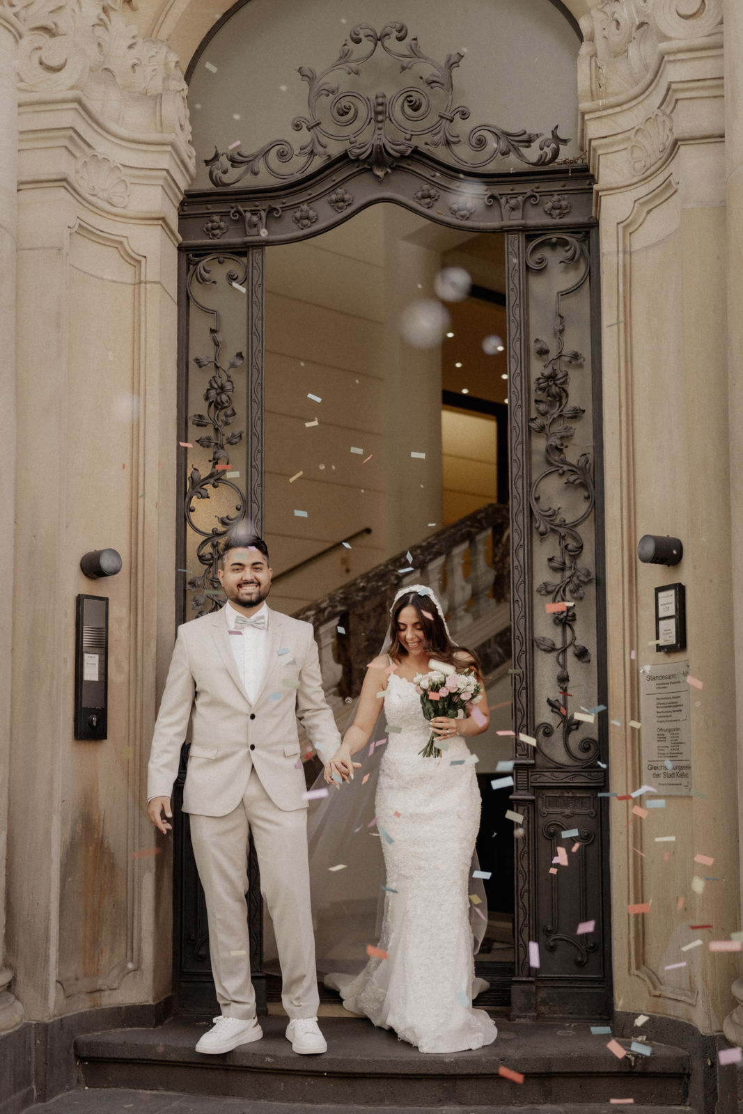 Brautpaar beim Auszug aus dem Standesamt Krefeld mit Konfetti – natürliche und emotionale Hochzeitsfotografie von Gabriela Cirkin.