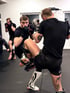 Zwei Athleten trainieren Muay Thai mit Trittpolstern im Kampfiq Studio Leipzig
