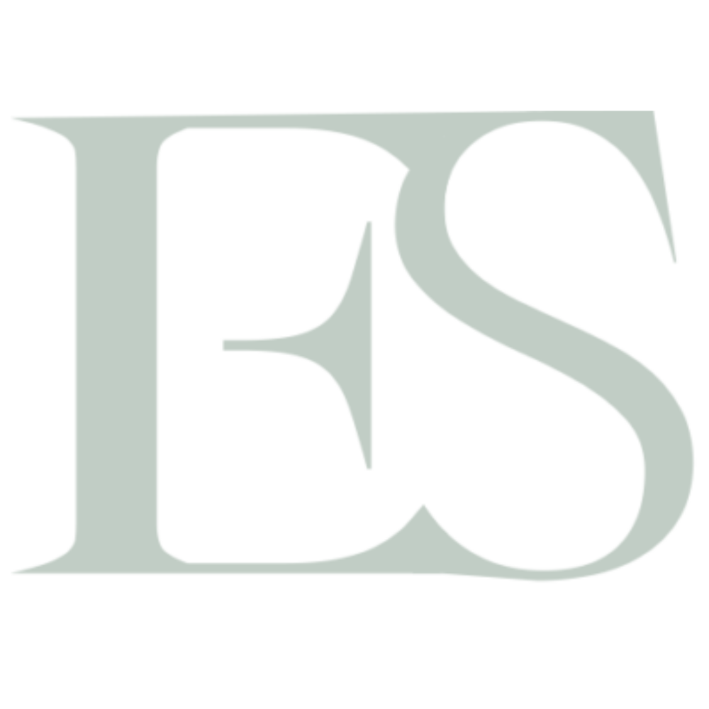 Ineinander verschlungene Buchstaben E und S in hellgrauer Serifenschrift auf schwarzem Hintergrund.