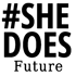 Schwarzer Text „#SHE DOES Future“ auf dunkelgrünem Hintergrund.