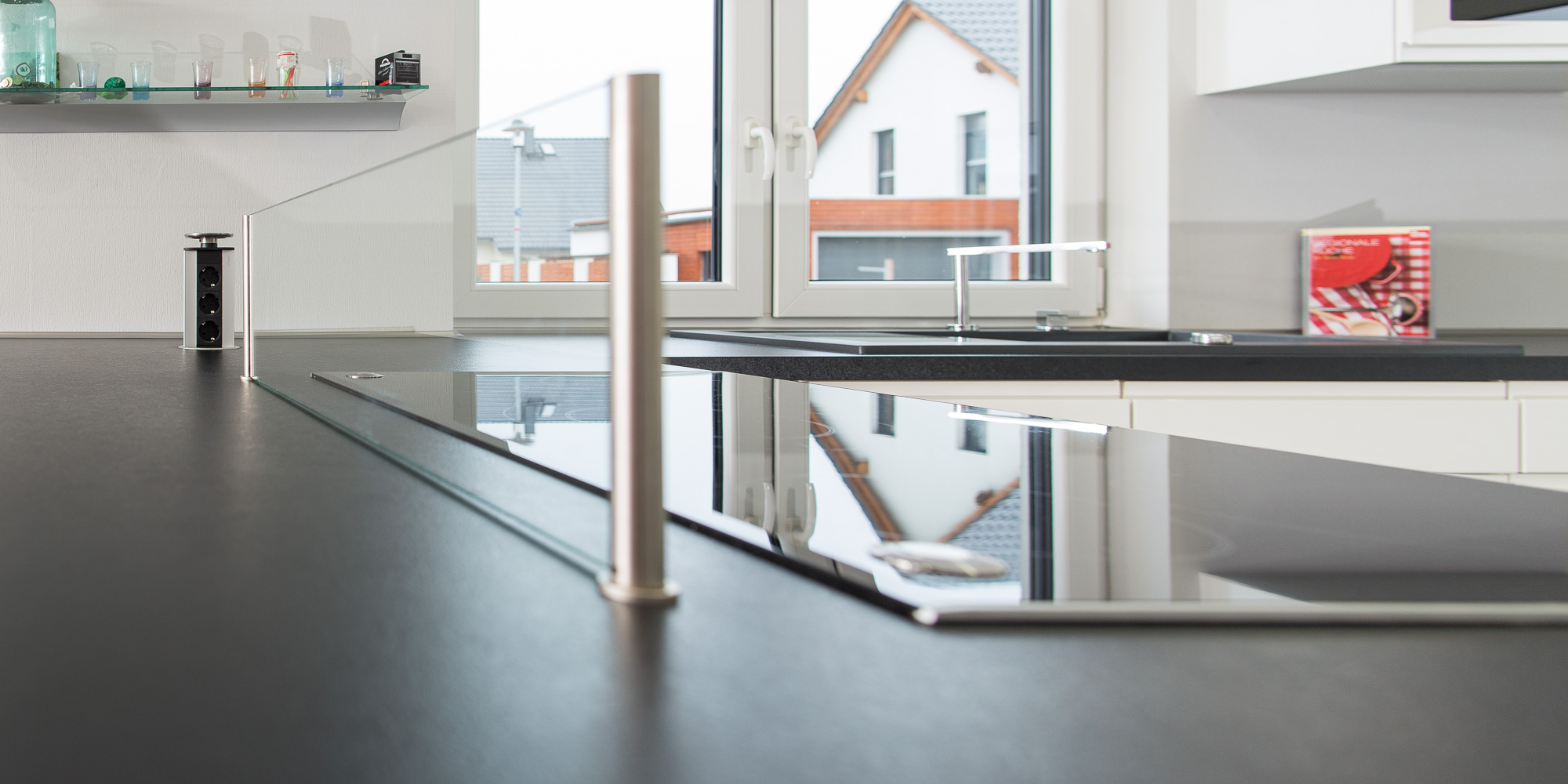 Versenkbarer Powerport und Glas-Spritzschutz in einer Kundenküche von D.E Küche Braunschweig