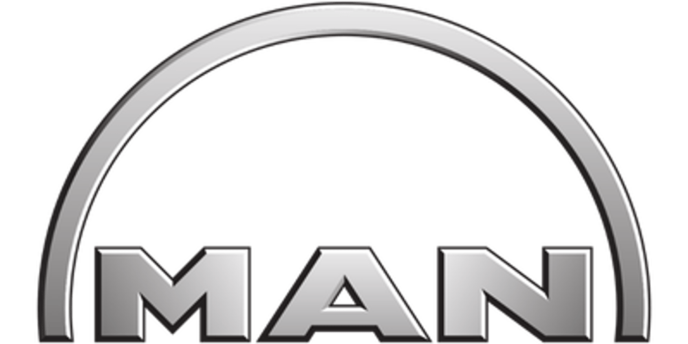 MAN Logo mit silbernem Schriftzug und Halbkreis auf grünem Hintergrund.