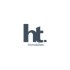 Dunkelgraues Logo "ht. Immobilien" auf grünem Hintergrund.