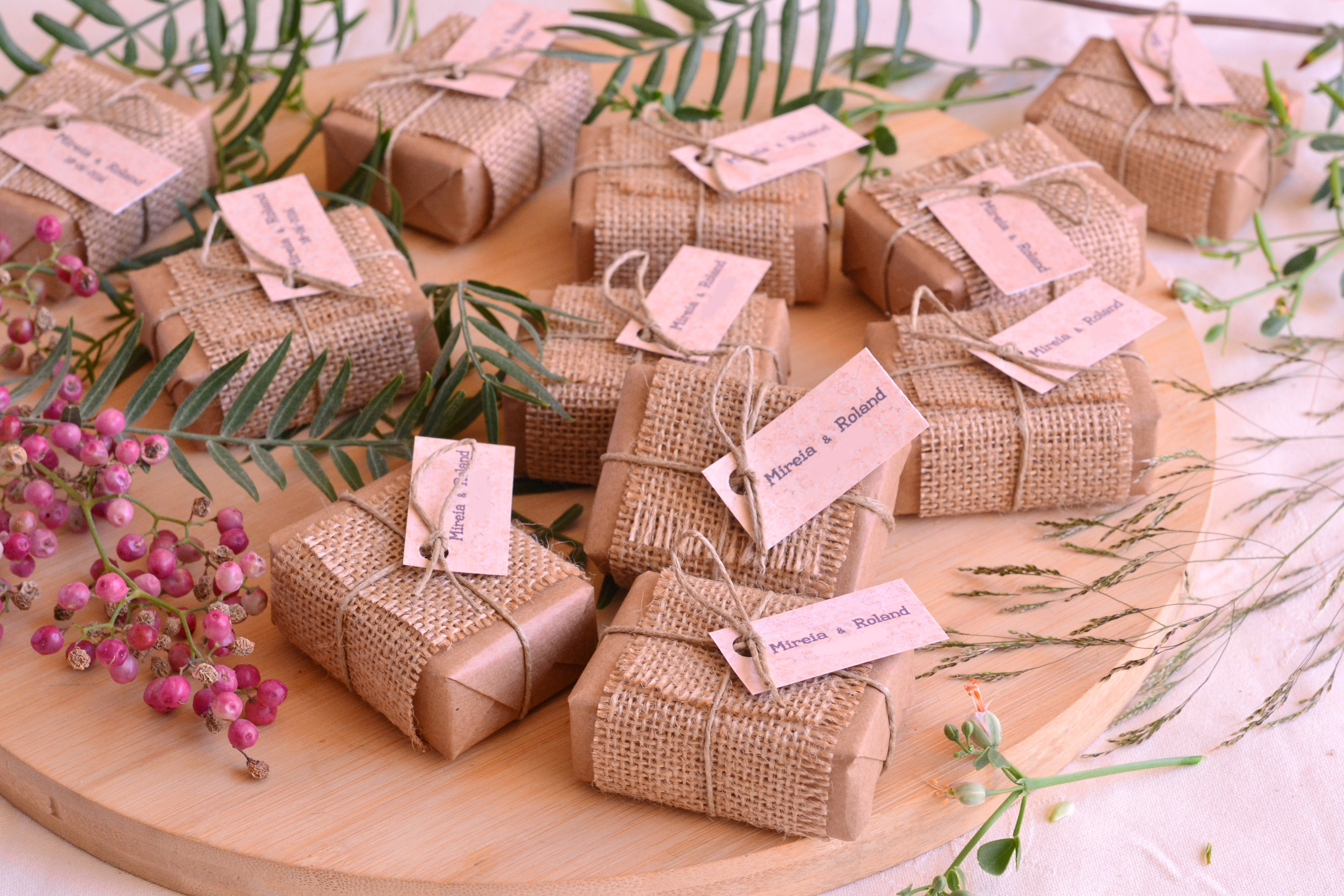 Handgemachte Hochzeitsdekoration mit Blumen und DIY-Details