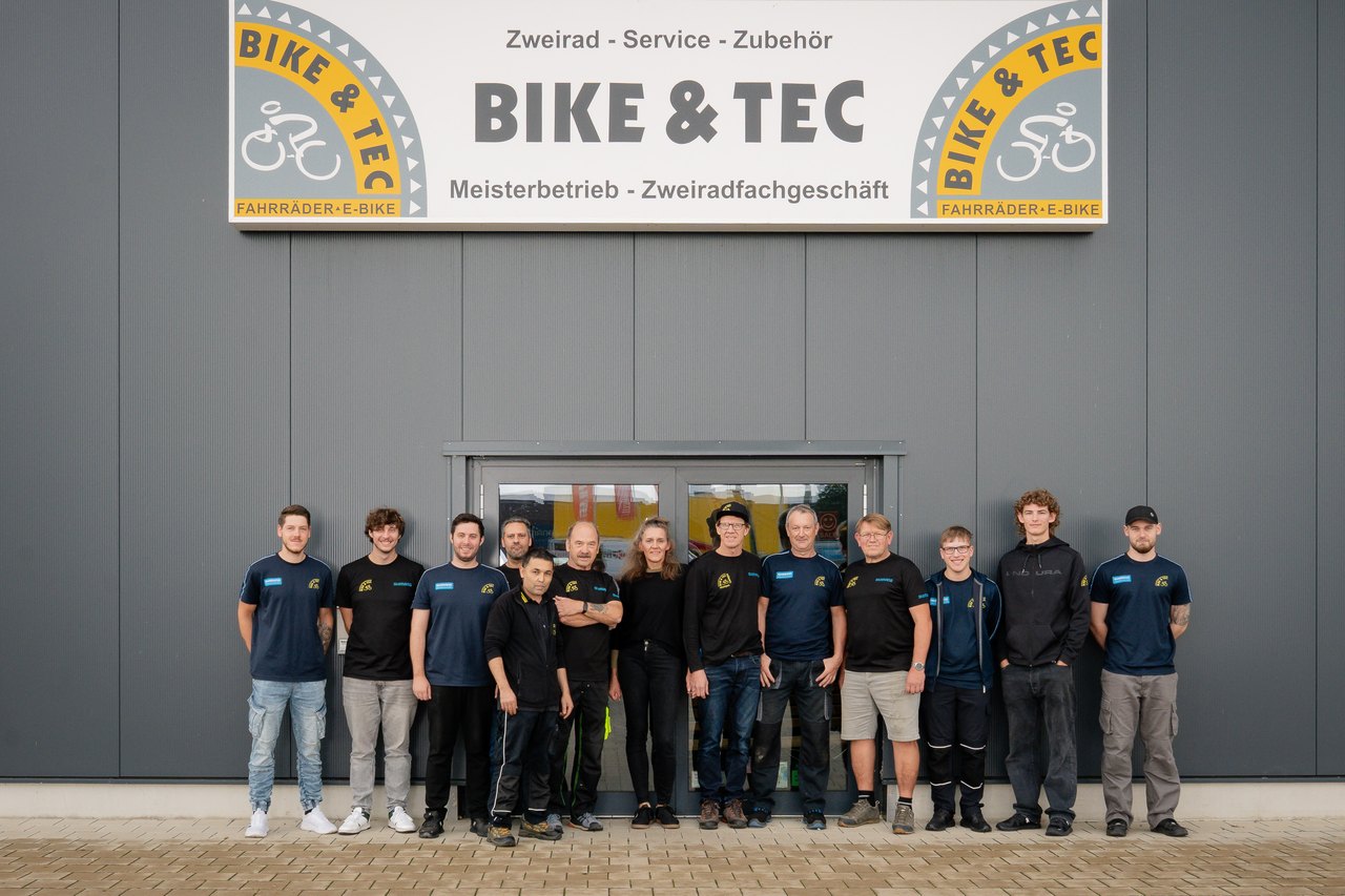 Team vor dem BIKE und TEC Geschäft
