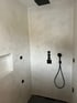 Modernes fugenloses Bad mit begehbare Dusche mit hellen Beton-Optik Wänden 