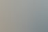 Zwei Kollegen gehen durch ein Büro, während andere an Computern arbeiten.