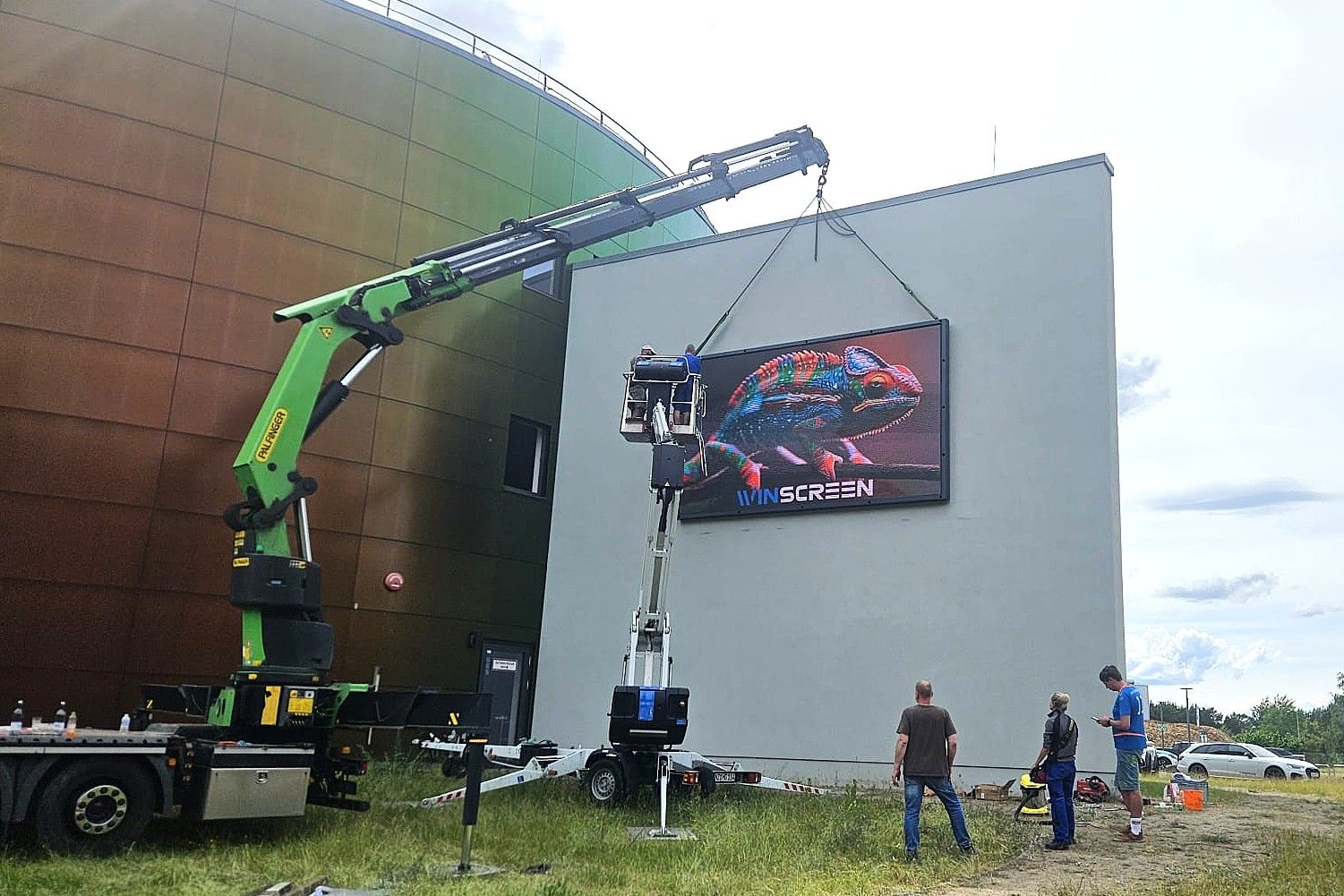 Große LED-Werbewand an einer Hallenfassade