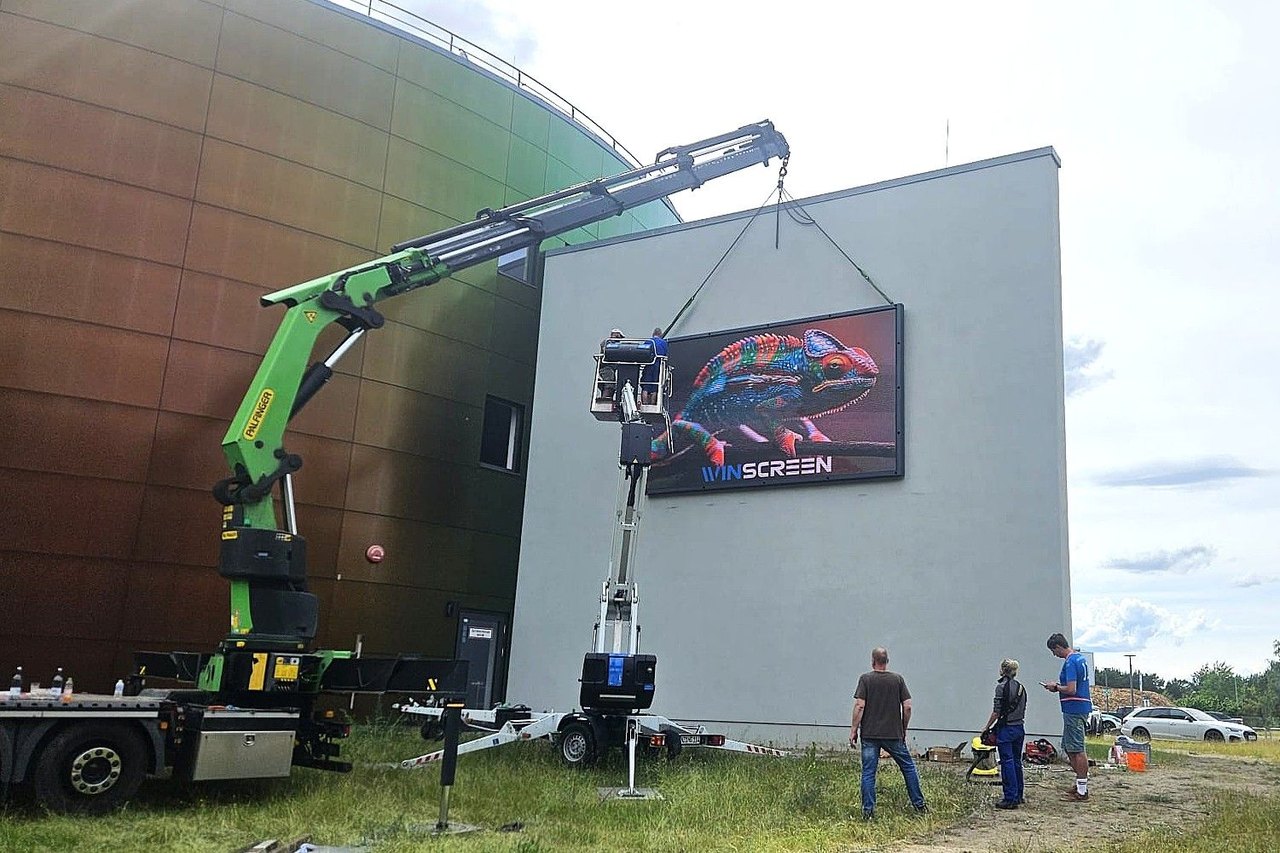 LED-Videowand an der Fassade des LEEA in Neustrelitz