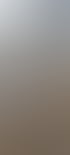 Schwarze Elektrokabel, die an einer Wand entlanglaufen und in einem Kabelschacht verschwinden.