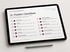 Tablet zeigt eine 12-Punkte-Checkliste von Beringer & Partner zur Auswahl eines Outplacement-Anbieters mit Stift davor.