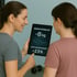 Eine Frau zeigt einer anderen Frau ein Tablet mit der Aufschrift „Gewichtsverlust -8kg“ und „Leistungsfähigkeit +23%“.