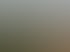 Ein Wohngebäude in Orange und Grau neben einem im Bau befindlichen Gebäude unter bewölktem Himmel.