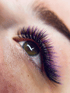 Detailaufnahme von lila Wimpernextensions – Volumen-Look im Beauty Salon Zweibrücken-Wattweiler