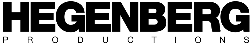 Schwarzer Text "HEGENBERG PRODUCTIONS" auf dunkelgrünem Hintergrund.