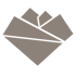 Ein graues, geometrisches Herz aus kantigen Flächen im Origami-Stil vor einem schwarzen Hintergrund.