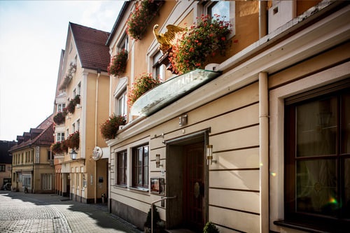Historisches Hotel Adler mit goldenem Adler an der Fassade