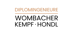 Dunkelgrüner Hintergrund mit Text "DIPLOMINGENIEURE" in Orange und "WOMBACHER KEMPF HONDL" in Schwarz.