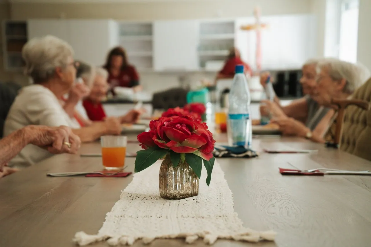 Gemeinsame Zeit am gedeckten Tisch