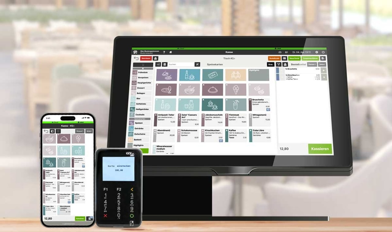 Kassensystem von gastronovi: Kassenoberfläche auf einem Kassenterminal, daneben dieselbe Kasse als App auf einem iPhone und ein Kartenterminal