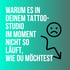 Tattoo-Studio im Halbdunkel mit leeren Stühlen – darüber der Titel: 'Tattoo Flaute? So holen sich Studios ihre Anfragen zurück