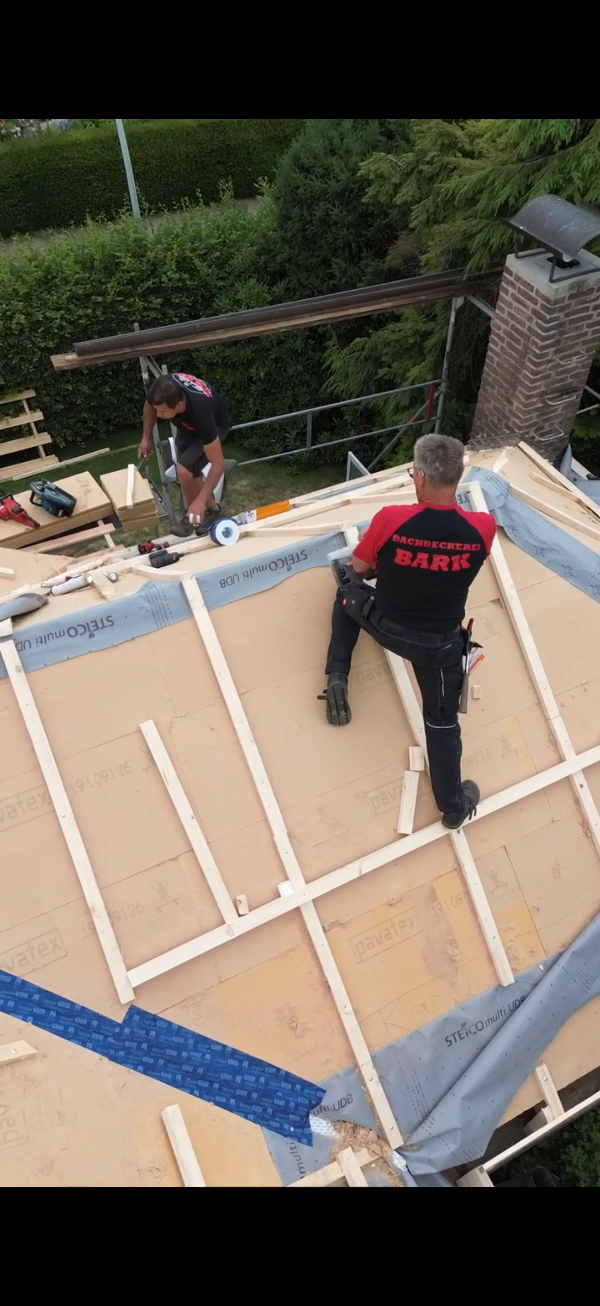 Bark & Sohn bei der Arbeit am Dach