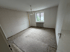 Schlafzimmer vor der Haushaltsauflösung mit Teppichboden und Möbelresten