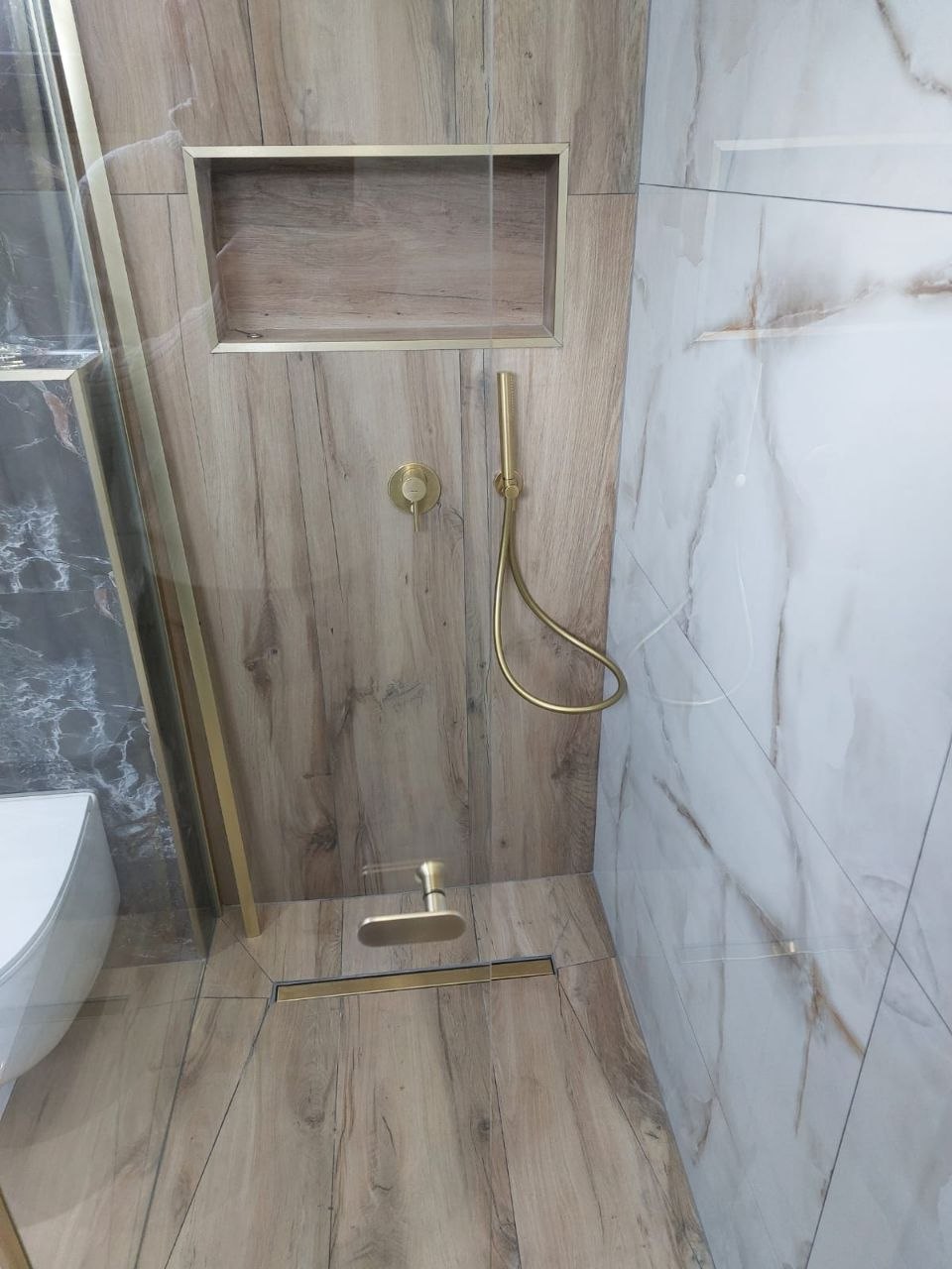 Walk-in Dusche mit Goldarmaturen