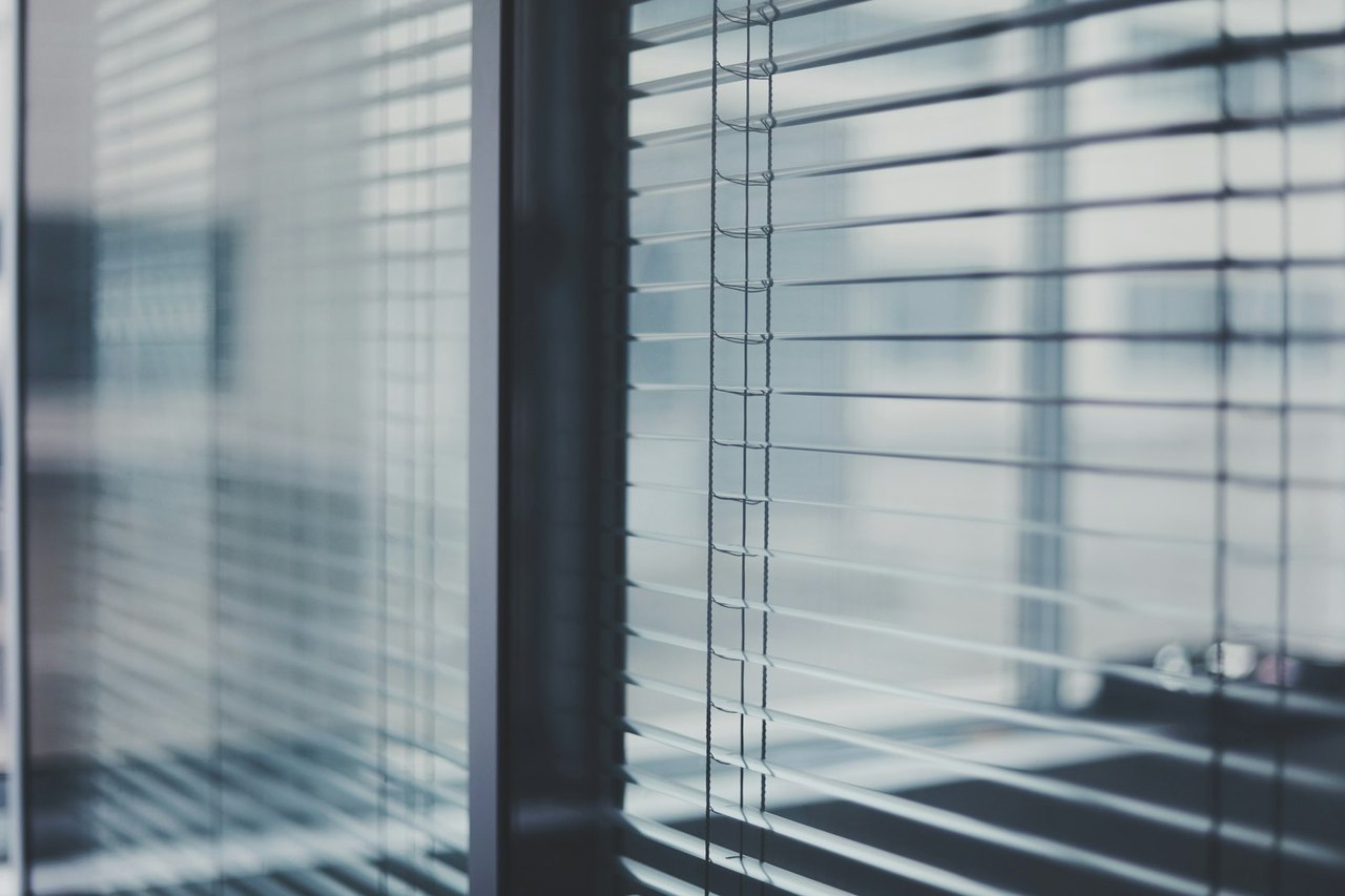 Blaues Bürogebäude mit markanten Fensterbändern